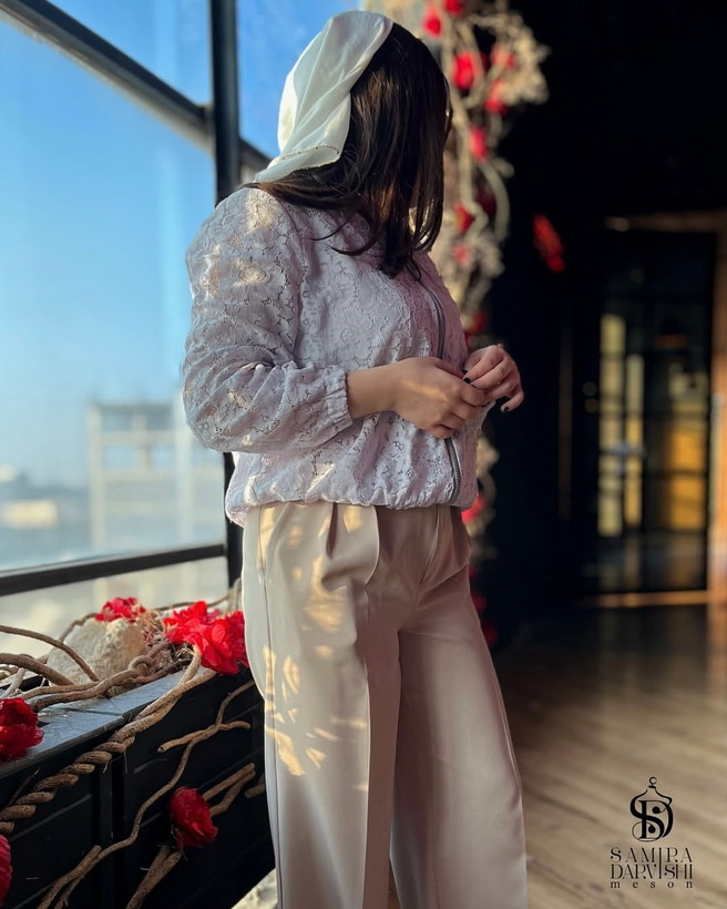 ایده استایل روزمره با بامبر گیپور زنانه و شلوار کژوال