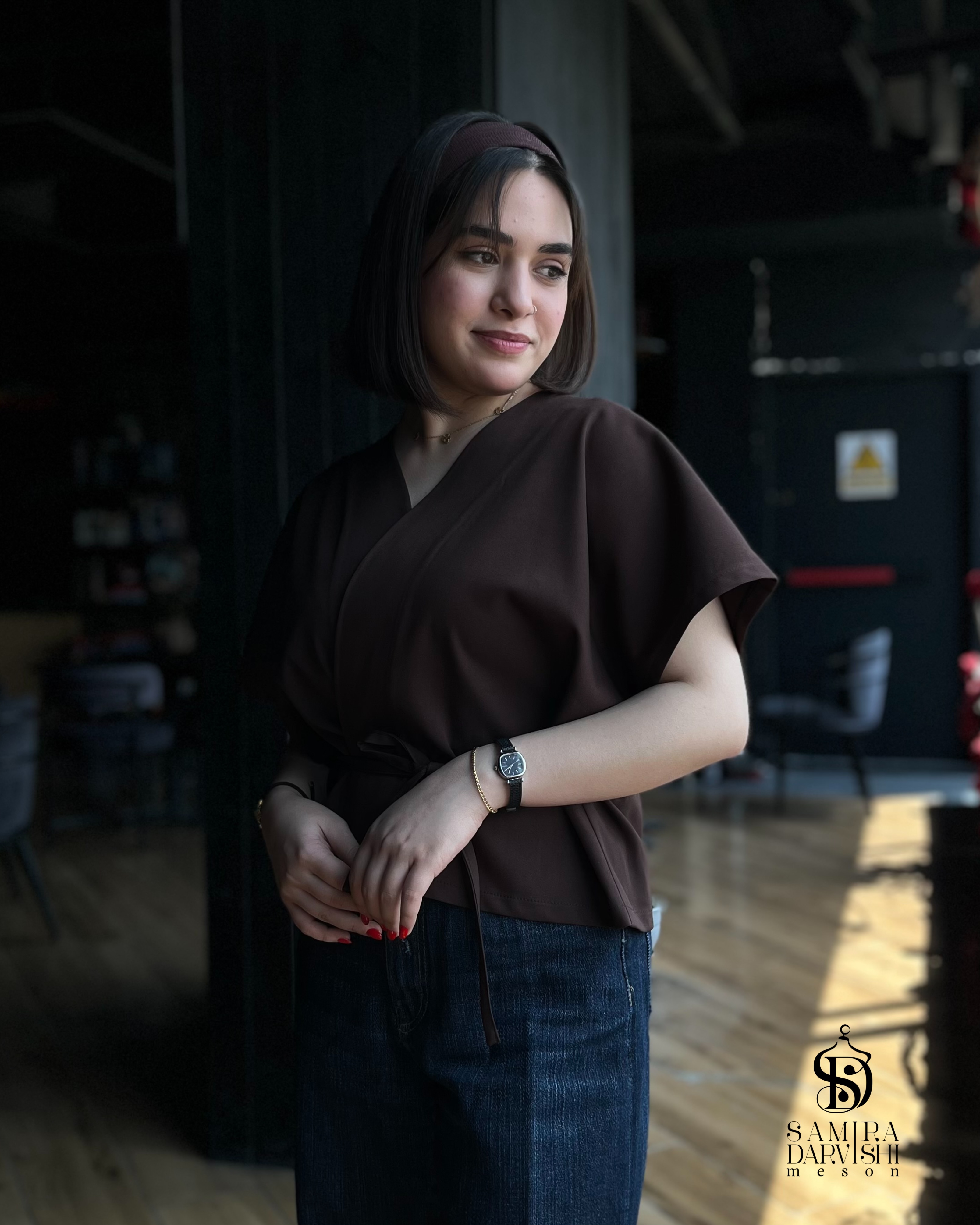 وست کمربند دار‌ زنانه قهوه‌ای با پارچه فیونا و طراحی مدرن، فری‌سایز و مناسب استایل‌های پاییزی و مینیمال.