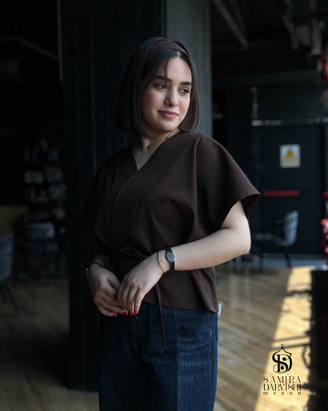 وست کمربند دار زنانه قهوهای با پارچه فیونا و طراحی مدرن، فریسایز و مناسب استایلهای پاییزی و مینیمال.