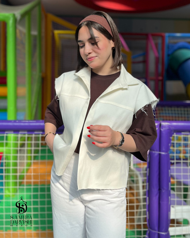 وست کتان سفید زنانه مزونی با طراحی خاص و برش آزاد، مناسب استایلهای مینیمال و کژوال، خوشدوخت و شیک برای استفاده روزمره.