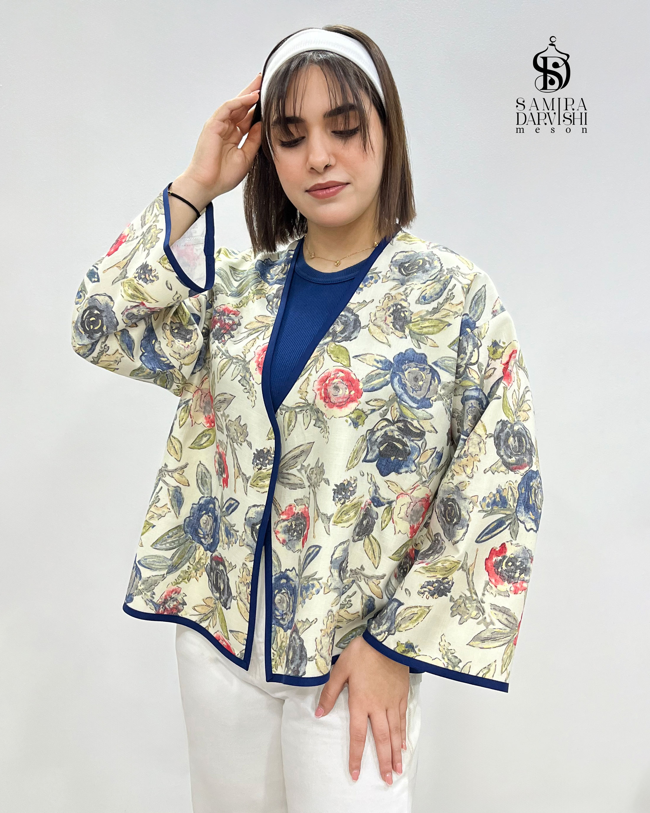 کت تک باتیک زنانه با طرح گل‌دار خاص، جنس باتیک باکیفیت، طراحی مزونی و نوار دوزی سرمه‌ای، مناسب استایل‌های شیک و هنری.