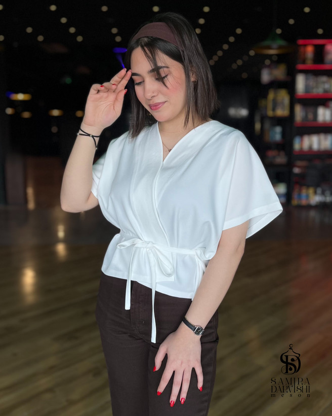 وست زنانه کمربنددار سفید فریسایز با طراحی مینیمال و جنس فیوناس، مناسب استایل روزمره و کژوال