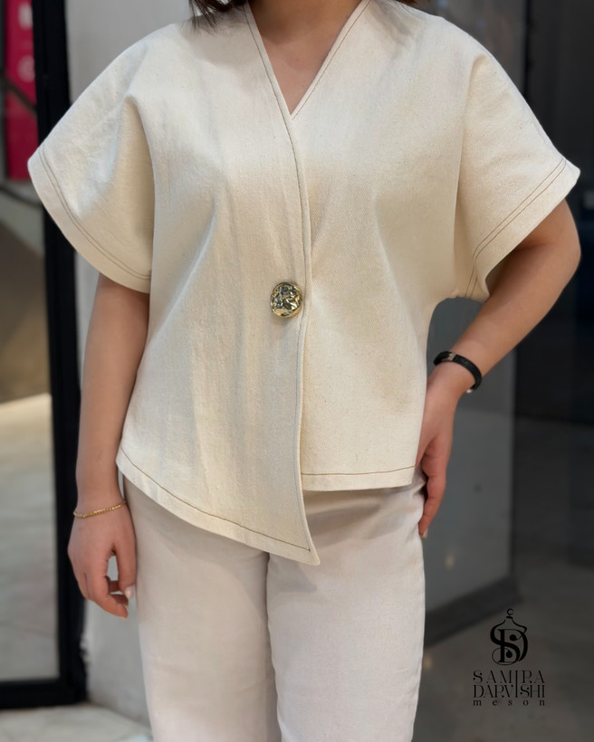 وست زنانه مشکی با طراحی ساده و شیک